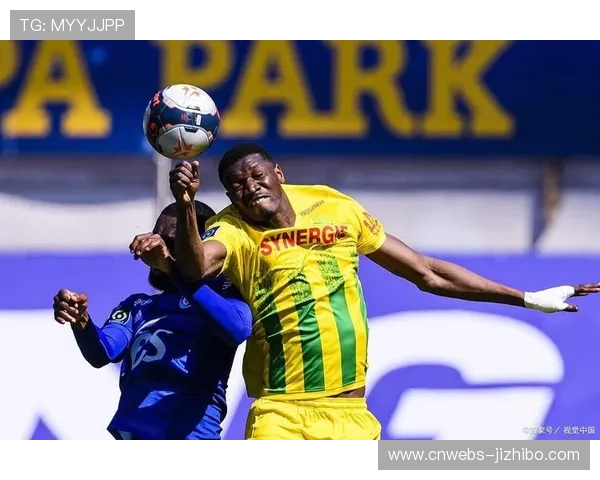 朗斯绝杀南特后，球迷涌入球场庆祝历史性登顶