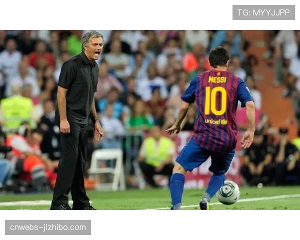 战术板：解析皇马在欧冠中可能使用的“伪九号+双边锋”攻击组合